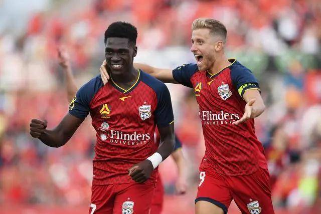 书写NBA新纪录！詹姆斯父子同时登场创造历史